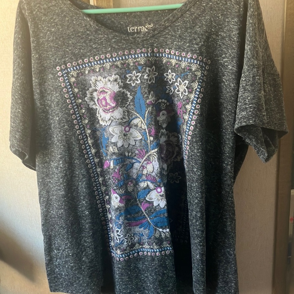 FINAL MARKDOWN Terra & Sky Dark Gray Floral Short Sleeve Tee 1x